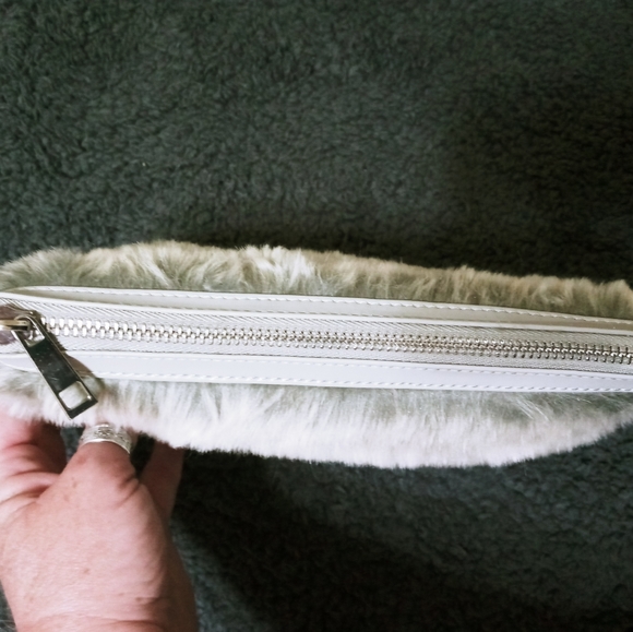 Faux fur wristlet - Picture 6 of 8